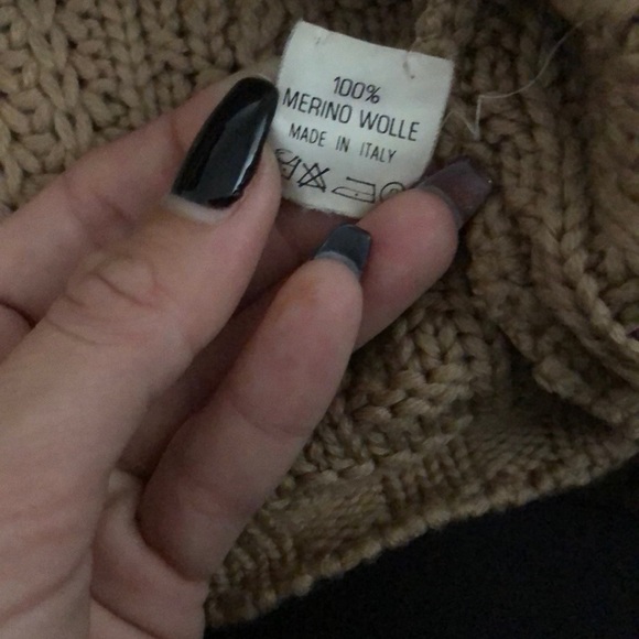 Sweater with short midriff. - Picture 3 of 4